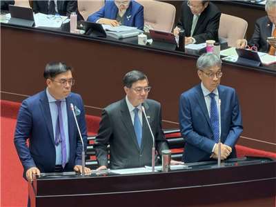 行政院長卓榮泰(中)、環境部長彭啓明(左)及農業部長陳駿季(右)17日在立法院回應土石方去化爭議。(鄭佑漢 攝)