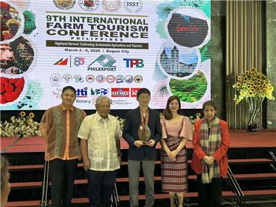 「市場學校」創辦人方子維(中)近日獲頒「2026亞洲農業旅遊獎—卓越農業旅遊倡導者」，成為首位獲此殊榮的台灣人。(方子維提供)