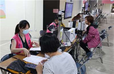 5月報稅季開跑倒數計時。圖為財政部台北國稅局，民眾臨櫃申報資料照。 (圖：中央社)