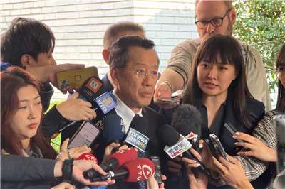 國防部長顧立雄20日受訪回應，海鯤艦交艦期程會按部就班，不會設定時間。(鄭佑漢 攝)