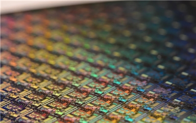 美國商務部13日突然撤回了一項對人工智慧(AI)晶片出口限制的草案，引發外界高度關注。(示意圖/Unsplash)