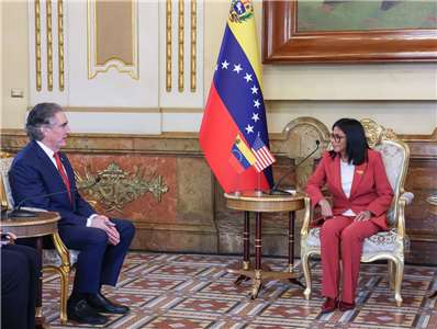 美國內政部長柏根(Doug Burgum)4日在卡拉卡斯與委內瑞拉臨時總統羅德里格斯(Delcy Rodriguez)會面。 (圖:FB/vicevenezuela)