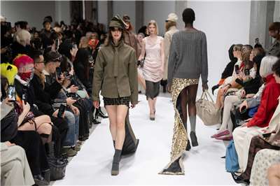 巴黎時裝週3日登場。