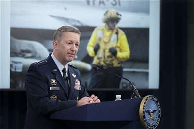 美軍參謀首長聯席會議主席凱恩(Dan Caine)10日向媒體說明史詩怒火行動。 (圖:美國戰爭部)