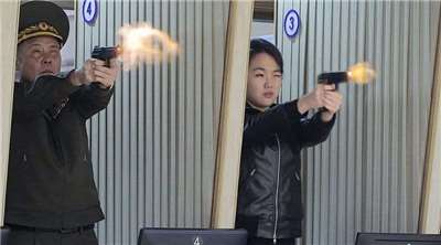 北韓官媒KCNA 12日公布金主愛射擊手槍的照片。(圖:KCNA)