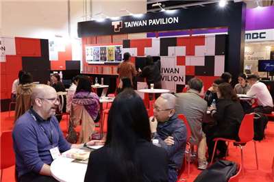 第30屆香港國際影視展17日揭幕，本屆有30個國家及地區的業者參展，其中台灣有106家展商，展出243部影視作品；圖為海外業者在台灣館洽商業務。