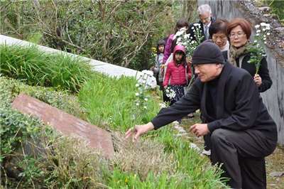 電影「世紀血案」取材林宅血案，卻未獲林義雄等人授權引發關注。圖為2019年林義雄（前）前往林家墓園獻花追思。（中央社檔案照片）