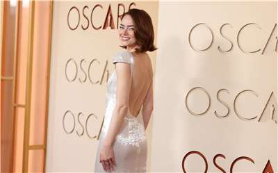 美國一線女星艾瑪史東（Emma Stone）出席奧斯卡頒獎典禮，身穿 LV白色禮服，不忘秀出美背。