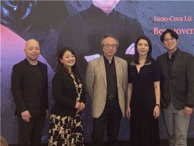 NSO國家交響樂團3月29日將在國家音樂廳獻上「呂紹嘉X男高音黃亞洲X NSO《貝多芬第九號交響曲》」。左起黃亞中、藤井麻美、呂紹嘉、蕭涵、陳翰威。(江昭倫 攝)