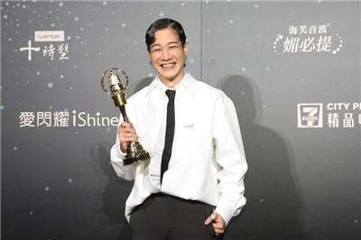 金鐘影帝薛仕凌不認閃兵遭起訴求刑2年半。圖為薛仕凌榮獲第58屆電視金鐘獎戲劇節目男主角獎。 (圖：中央社)