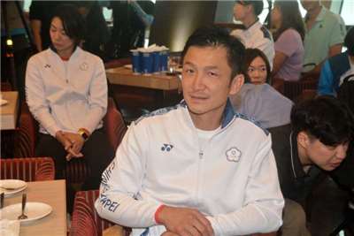 林郁婷的教練曾自強(圖中)。