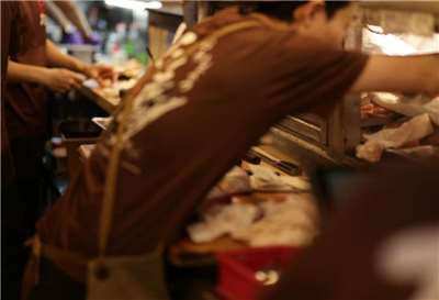 快餐店彷彿反映著香港人的核心價值，講求的是「快、狠、準」。(示意圖/Unsplash)