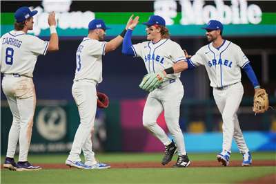 多明尼加9日以10比1擊敗以色列後，取得D組預賽3連勝，確定晉級8強戰，首戰將與韓國對決。圖為多明尼加隊員擊掌慶祝。(美聯社/達志影像)