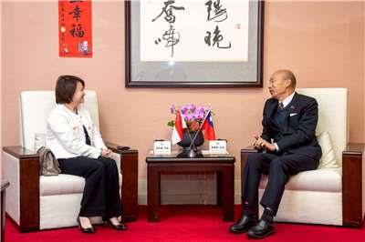 立法院4日發布新聞稿表示，立法院長韓國瑜下午在國民黨立委洪孟楷陪同下，接見「新加坡駐台北商務辦事處」代表符秀麗一行。(立法院提供)