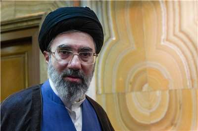 哈米尼之子穆吉塔巴(Mojtaba Khamenei)接任最高領袖。圖為穆吉塔巴2024年10月13日在德黑蘭出席一場會議。檔案照。