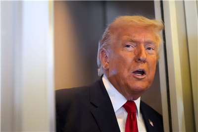 美國總統川普在「空軍一號」(Air Force One)發表談話。