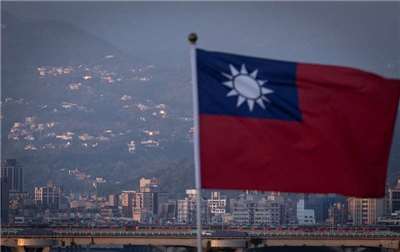 圖為連接雙北市的華江橋插著中華民國國旗。(圖:中央社檔案照片)