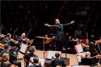 指揮巨星安德里斯．尼爾森斯(Andris Nelsons)率萊比錫布商大廈管弦樂團5月登台，北南連演經典曲目。(牛耳藝術提供)