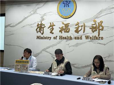 疾管署發言人林明誠(中)及防疫醫師林詠青(左)說明本週最新疫情。(楊雨青攝)