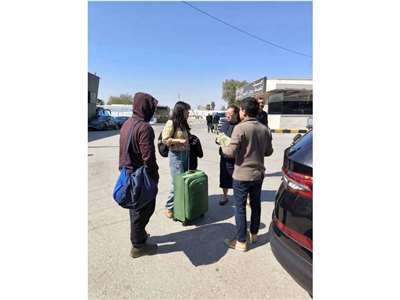 外交部表示，駐處協助2名滯留以色列且有意離境的國人(左一、左二)搭乘專車離開以色列抵達約旦邊界。(外交部提供)