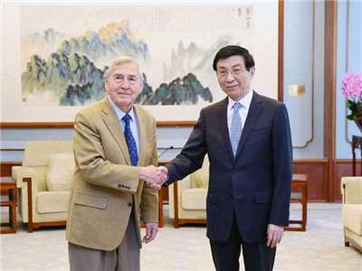 中國全國政協主席王滬寧(右)會見美國哈佛大學教授艾利森(Graham Allison)(左)。(翻攝微博)