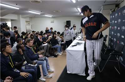 日本隊球星大谷翔平4日在東京巨蛋接受媒體訪問，許多現場媒體早一小時多之前就先卡位。(讀賣新聞提供)