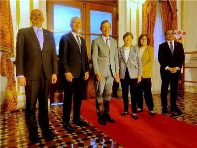 美國國會代表團31日在台北賓館舉行記者會，圖左至右AIT處長谷立言、參議員堤里斯、參議員匡希恆、參議員夏欣、參議員羅森、外交部次長陳明祺 (央廣記者王照坤 攝)