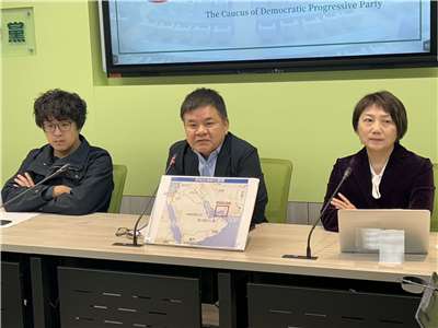 針對賴清德總統表示，核二、核三具重啟運轉要件，台電預計3月底把重啟計畫送核安會審議，民進黨團幹事長莊瑞雄(中)、書記長范雲(右)、立委沈伯洋(左)今天(23日)召開記者會，表示民進黨的立場從未鬆動。(趙婉淳 攝)