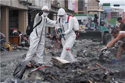專家點出，台灣《災害防救法》仍採單一災因分管模式，易發生指揮斷層與跨部會磨合耗時等等。圖為國軍早前在花蓮光復鄉災區協助恢復家園，並派出化學兵進行清消。資料照。(翻攝總統臉書)