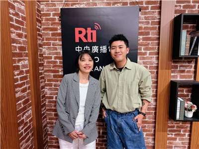 來賓羅丰苓（左）與主持人內克