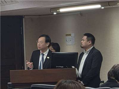 立法院社福衛環委員會26日邀請衛福部長石崇良(左)與勞動部長洪申翰(右)就「在職照顧者支持體系是否完善、長照3.0服務輸送與長照安排假評估」進行專題報告，並準質詢。(江昭倫 攝)