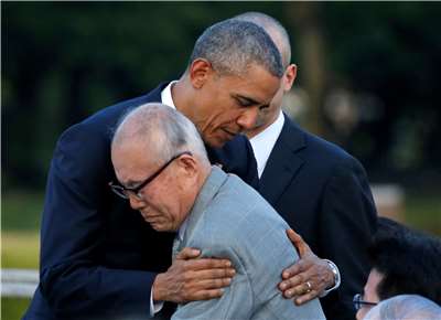 圖為美國前總統歐巴馬(Barack Obama)2016年訪問廣島時曾擁抱森重昭，留下歷史性一刻。