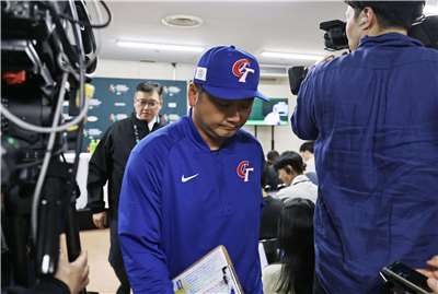 台灣隊在台日大戰中慘敗，總教練曾豪駒扛起敗戰責任，盼外界不要責怪球員。(讀賣新聞提供)