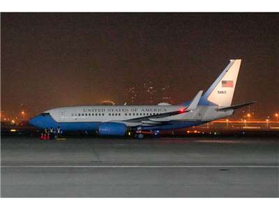 美國聯邦參議員夏欣(Jeanne Shaheen)、匡希恆(John Curtis)30日率領「國會代表團」搭乘行政專機來台訪問 (外交部提供)