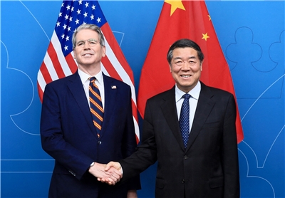 美媒報導，美國財長貝森特預計3月中旬與中國副總理何立峰在巴黎會晤，為川習會做準備。圖為貝森特與何立峰在2025年7月於斯德哥爾摩進行會談。 (AFP)