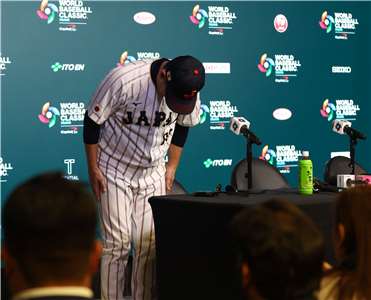 WBC世界棒球經典賽日本隊總教練井端弘和在以5:8敗給委內瑞拉，無法晉級四強後，於賽後記者會上鞠躬致意。資料照片(AFP)