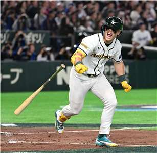 澳洲隊在八局下，強棒巴札納(Travis Bazzana) 適時安打再追回1分。