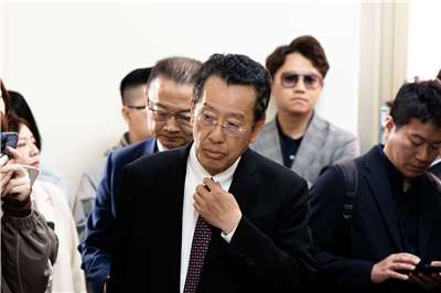 立法院23日起開始審議國防軍購條例，國防部長顧立雄(圖中)於會前表示，期盼能不分朝野的理性討論，但也強調行政院版的內容考量最為周延。(楊仁翔 攝)