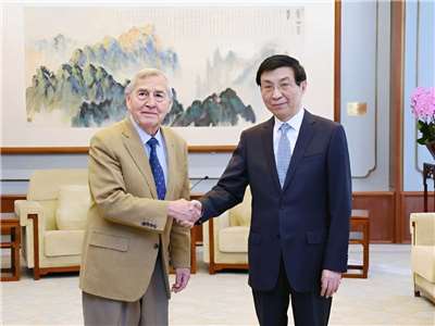 中國全國政協主席王滬寧(右)會見美國哈佛大學教授艾利森(Graham Allison)(左)。(翻攝微博)