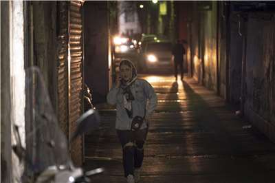 伊朗全國斷網已經一個月，衝擊民生生活。圖為伊朗一名婦人在街巷講手機。資料照片。