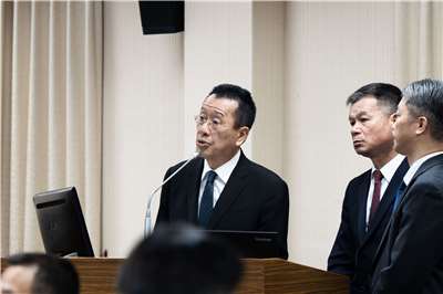 國防部強調，未來8年新興急迫需求計1.25兆將此需求納入總預算編列，恐造成教育、社福等民生預算的劇烈排擠，建議仍以「特別預算」方式，確保重大建案穩定執行。圖為國防部長顧立雄。(楊仁翔 攝)