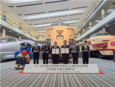 國家鐵道博物館籌備處鄭銘彰主任(右3)和京都鐵道博物館松岡俊宏館長(右4)代表簽署交流合作協定，台北駐大阪經濟文化辦事處文教課長李冠穎(右1)、臺北駐日經濟文化代表處臺灣文化中心曾鈐龍主任(右2)、西日本旅客鐵道株式會社取締役兼專務執行役員梅谷泰郎(左2)、西日本旅客鐵道株式會社鐵道文化推進室長青木豐太(左1)分別代表臺、日雙方觀禮見證。(圖:國家鐵道博物館)