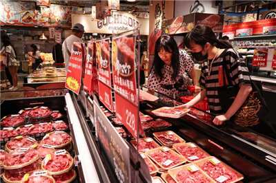 行政院穩定物價多路並進，力求今年通膨守在2%內。圖為民眾在台超市挑選肉品。資料照。