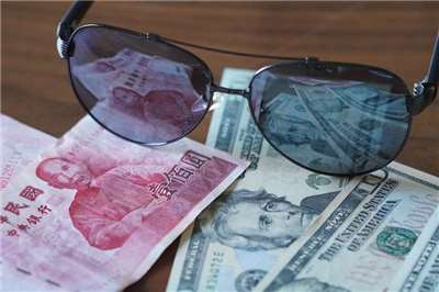 新台幣兌美元6日早盤一度貶破1角，隨後貶幅收斂，於31.7元價位低檔震盪。資料照片。