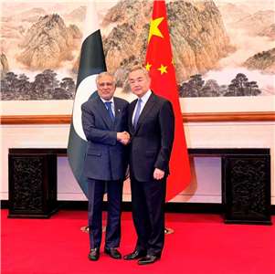 巴基斯坦外交部長達爾(Ishaq Dar)(左)訪問北京，會晤中國外長王毅(右)。