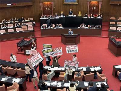 立法院20日院會，藍白挾人數優勢表決通過民眾黨團提出譴責內政委員會召委、民進黨立委李柏毅及內政部長劉世芳公決案。(鄭佑漢 攝)