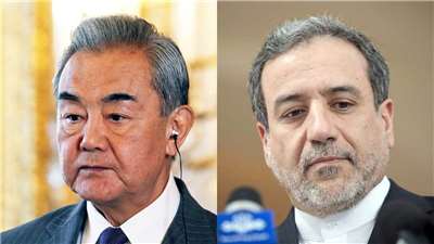 中國外長王毅(左)2日與伊朗外長阿拉奇(右)通話時表示，珍視中伊傳統友誼，已敦促美以停止軍事行動。資料合成照。(AFP)