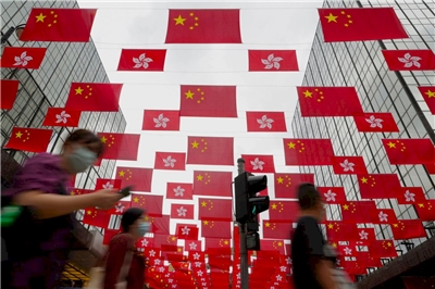 香港政府23日宣布，未來在國安法相關案件中，民眾接受調查時若拒絕提供手機或電腦密碼，將面臨最高1年徒刑。示意圖。(美聯社/達志影像)