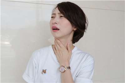 沙啞狀況若持續超過兩週仍未好轉，應尋求專業醫療協助。(亞大醫院提供)