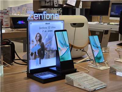 華碩宣布不再出新手機，圖為ZenFone12 Ultra。(饒辰書 攝)